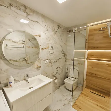 Center 5 * Tirana